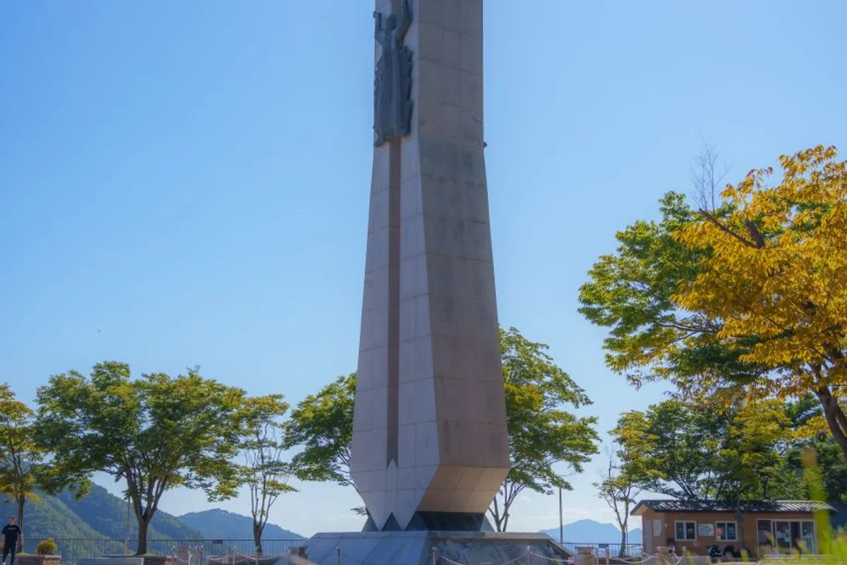 소양강댐준공기념탑 - 소양호유적지 여행